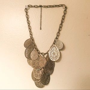 Regal, golden chunky necklace